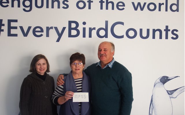 Vlnr is Brenda du Toit, Glenda Kitley en Wilfred Chivell tydens die oorhandiging van ‘n donasie aan die African Penguin and Seabird Sanctuary